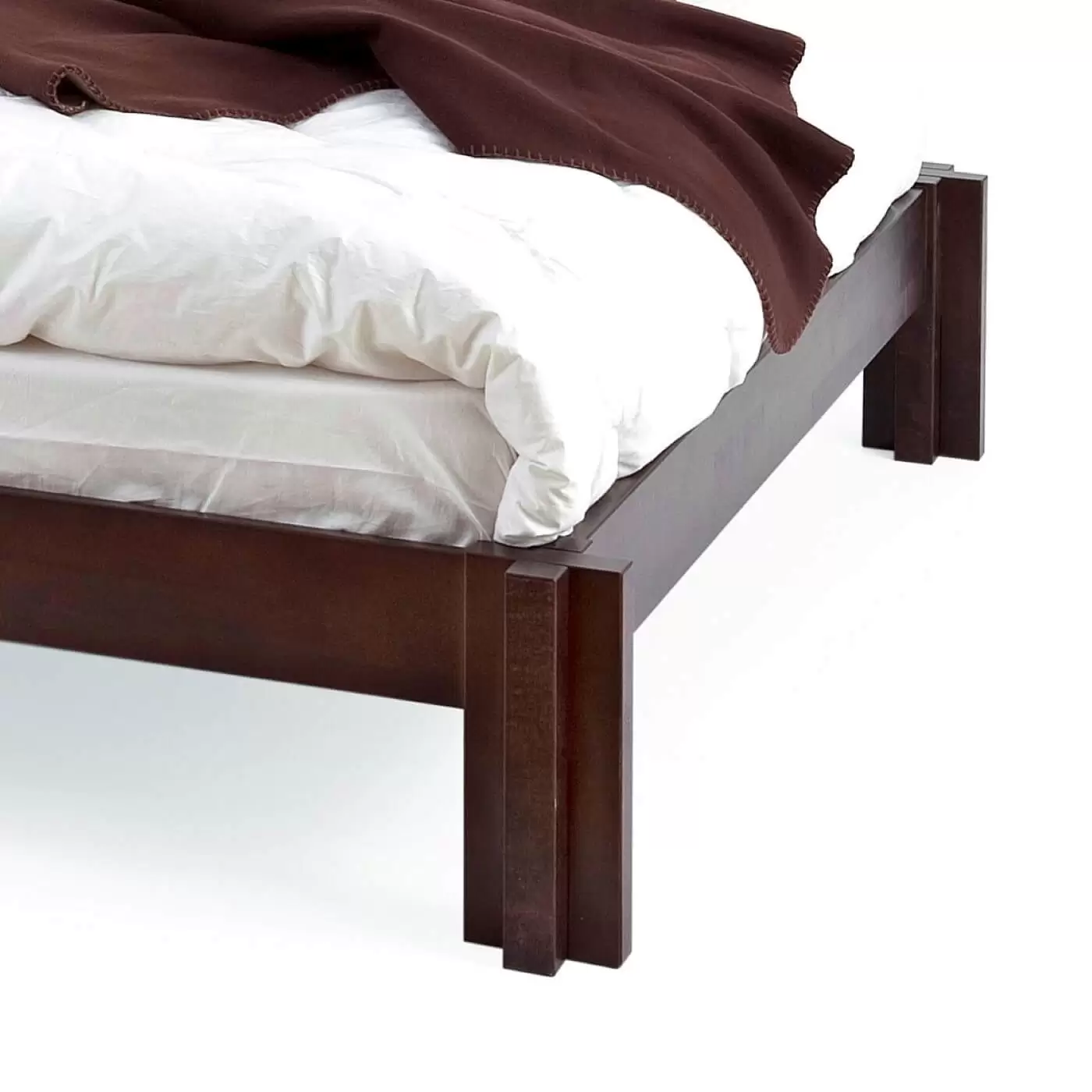 Niskie łóżko wenge MORI. Przybliżony widok na nóżki łóżka na poddasze z drewna brzozy skandynawskiej lakierowanej na kolor wenge. Nowoczesny skandynawski design
