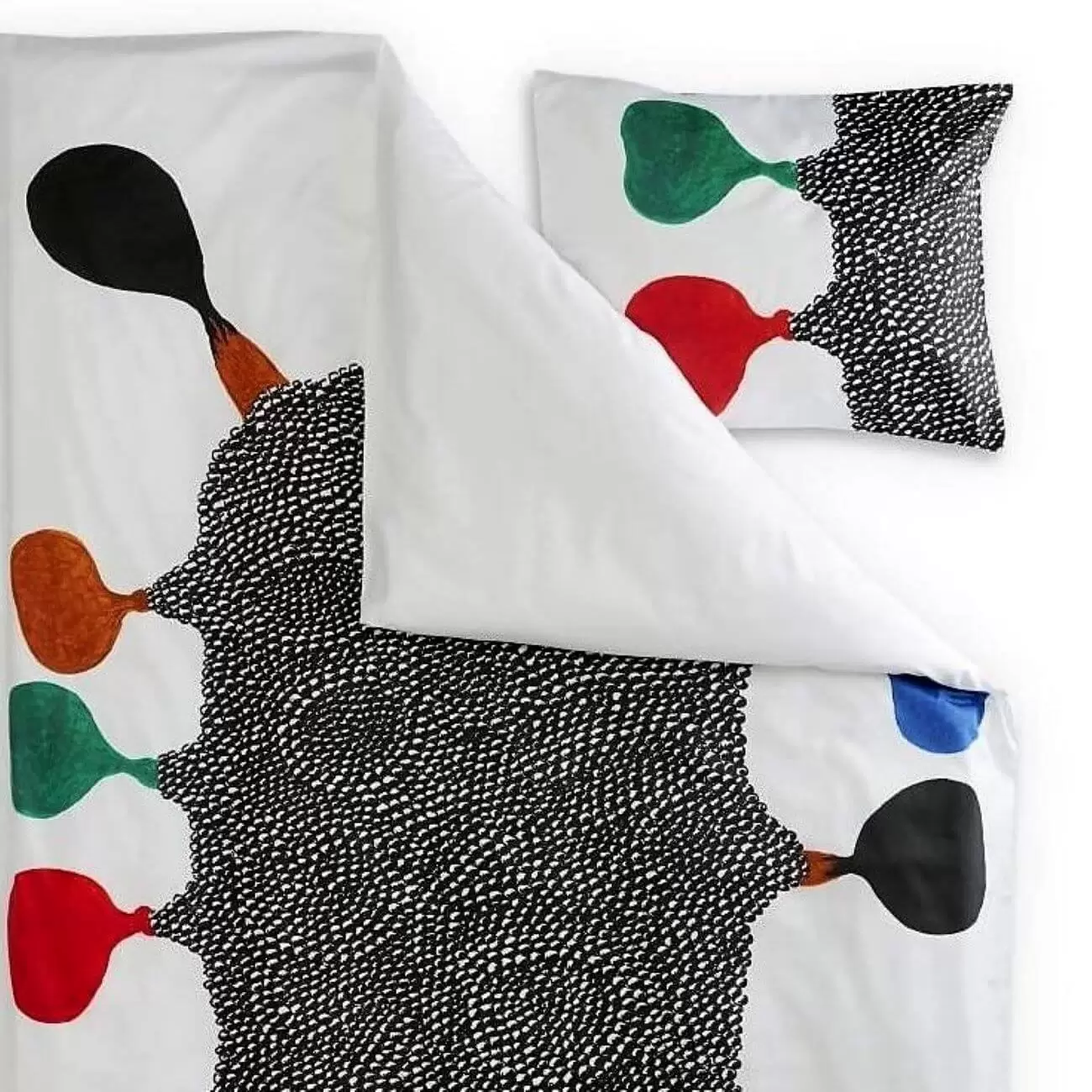 Pościel nowoczesna EMO. Fragment pościeli do sypialni z satyny bawełnianej z wyraźnie widoczną poszewką. Abstrakcyjny nieregularny wzór czarno biały składający się z drobnych elementów i kolorowe plamy na białym tle. Skandynawski design
