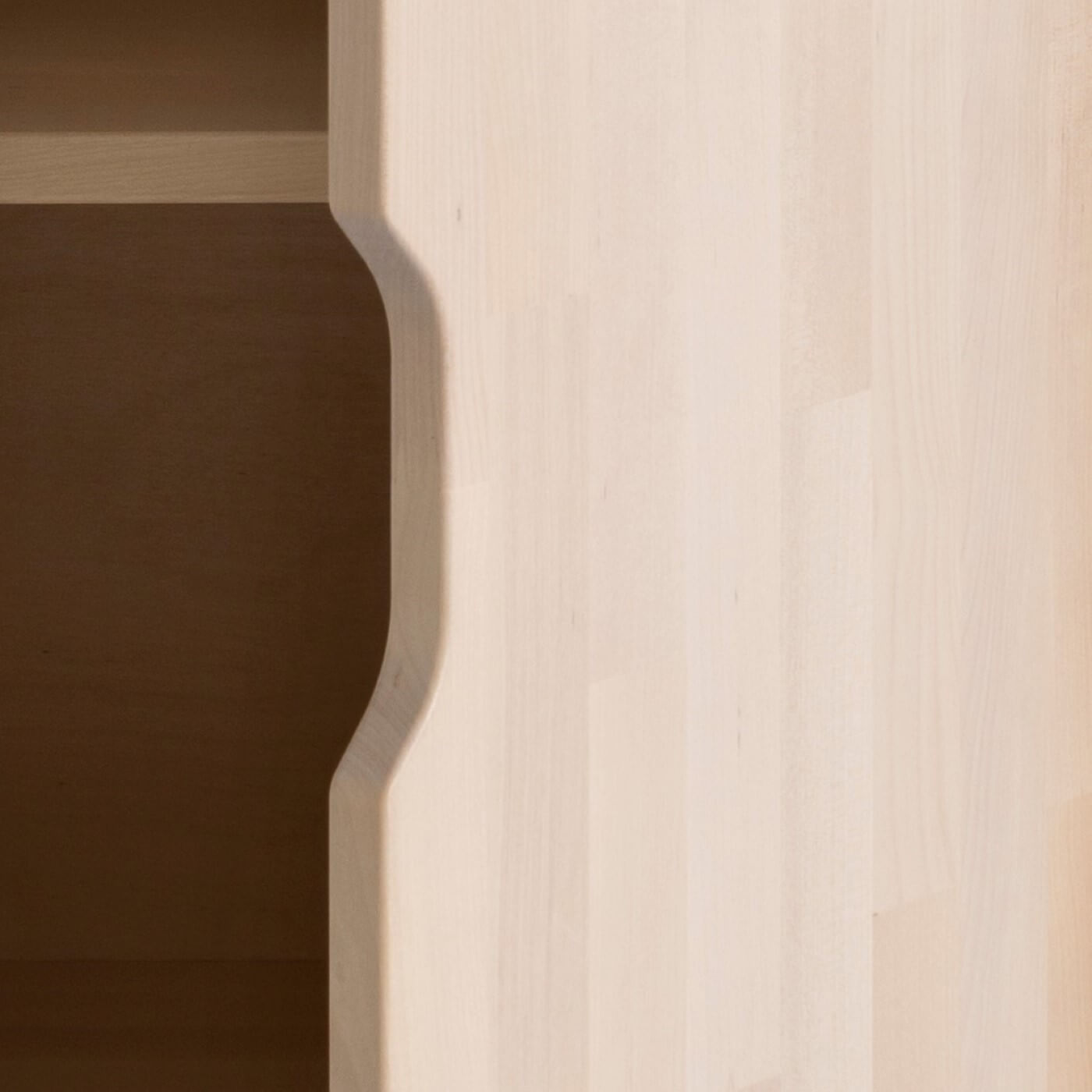 Szafka nocna 30 cm KOLO. Ręcznie robiony niewystający uchwyt drewnianych drzwiczek skandynawskiej wąskiej szafki nocnej 30 cm szerokości. Minimalistyczny nowoczesny design