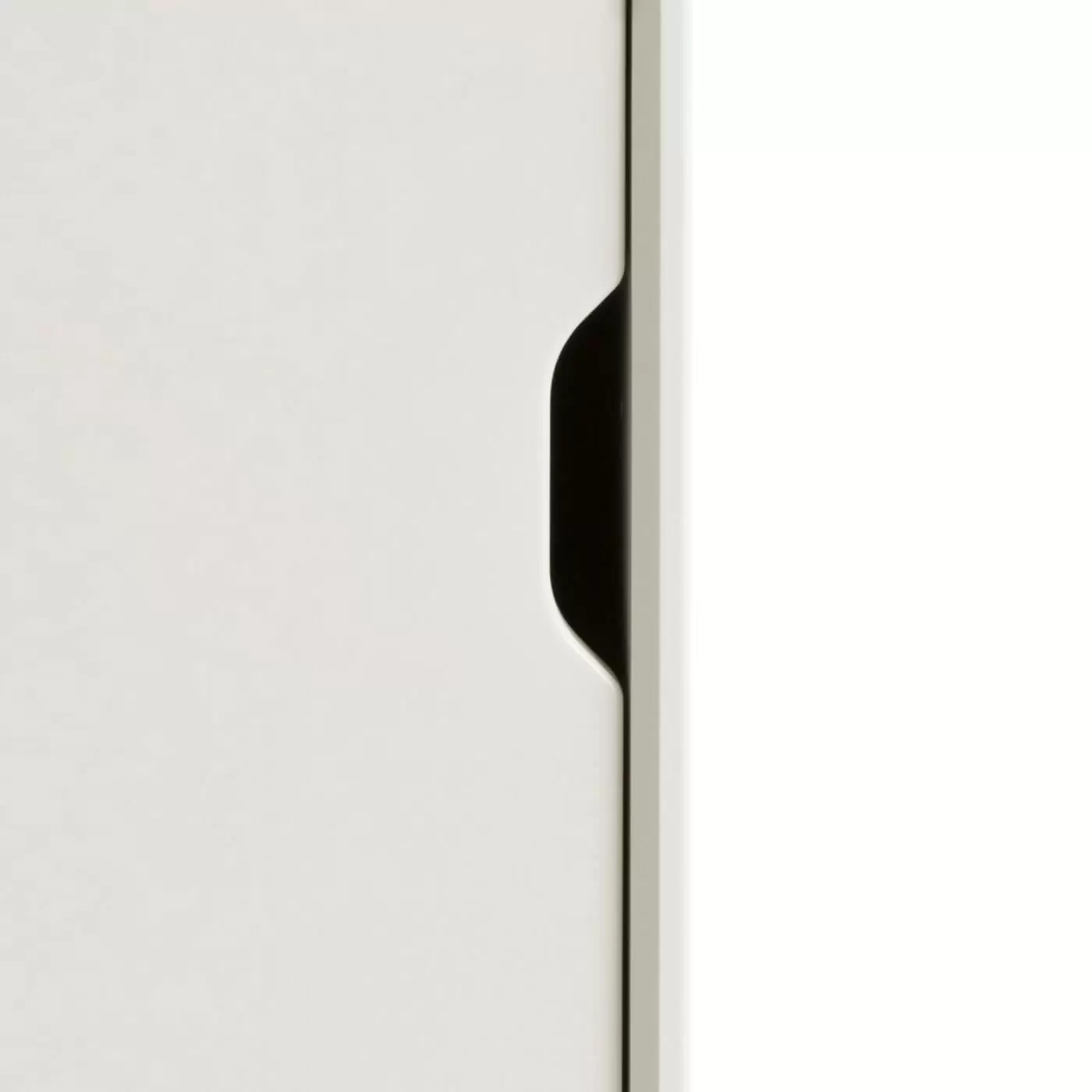 Szafka nocna biała mat KOLO. Ręcznie robiony niewystający uchwyt drewnianych drzwiczek skandynawskiej wąskiej szafki nocnej 30 cm lakierowanej na kolor biały. Minimalistyczny nowoczesny design