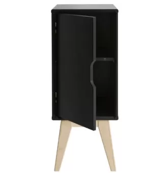 Szafka nocna czarna KOLO loft, wąska 30 cm, na wysokich skośnych nogach z drewna brzozy. Widok w całości szafki nocnej z uchylonymi drzwiczkami lakierowanej na czarny kolor matowy. Widoczna wewnętrzna drewniana czarna półka. Skandynawski nowoczesny design