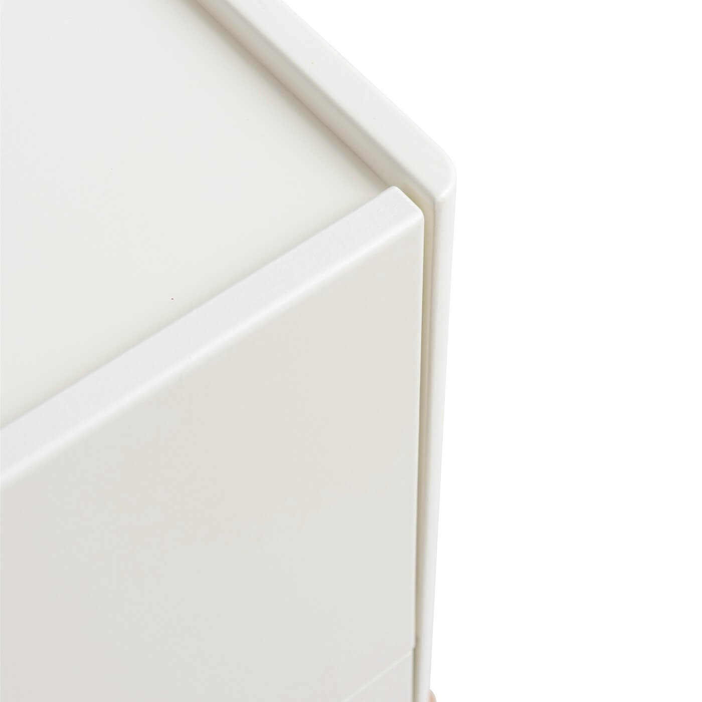 Szafka nocna nowoczesna biała LENNU. Fragment przedstawiający ręcznie robiony biały róg szafki nocnej białej z drewna brzozy skandynawskiej