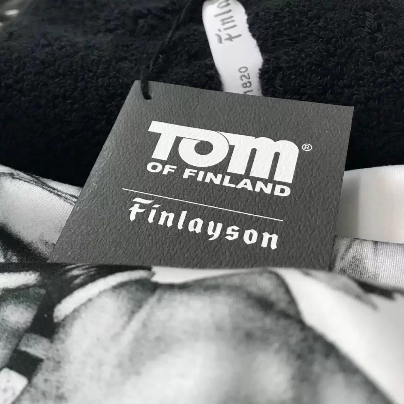 Pościel satynowa TOM OF FINLAND. Metka produktów tekstylnych dla kolekcji Tom of Finland skandynawskiej firmy Finlayson