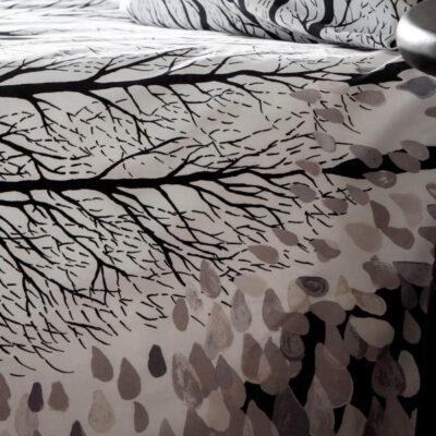 Pościel drzewa LEHTISADE. Pościel bawełna, fragment. Wzór stylizowany jesienny las w deszczu opadających liści. Nowoczesny styl skandynawski