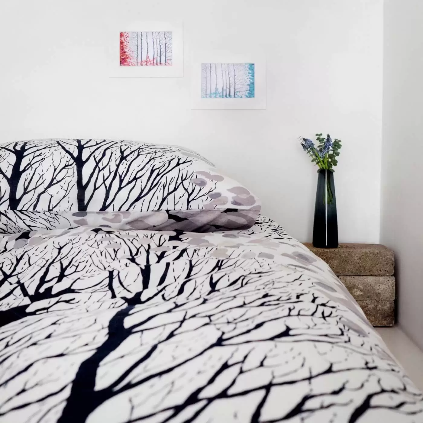 Pościel drzewa LEHTISADE w skandynawskiej sypialni rozłożona na łóżku