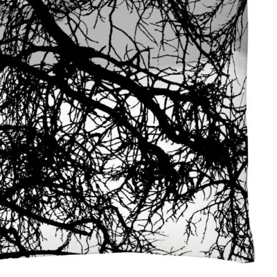 Poszewka dekoracyjna czarne gałęzie KELOHONKA. Fragment ozdobnej poszewki na poduszkę z grubej bawełny w nowoczesny czarny wzór. Skandynawski design