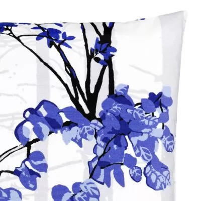 Poszewka dekoracyjna niebieska brzoza LUONTO bawełniana na poduszkę. Fragment wzoru w skandynawską brzozę z niebieskimi listkami