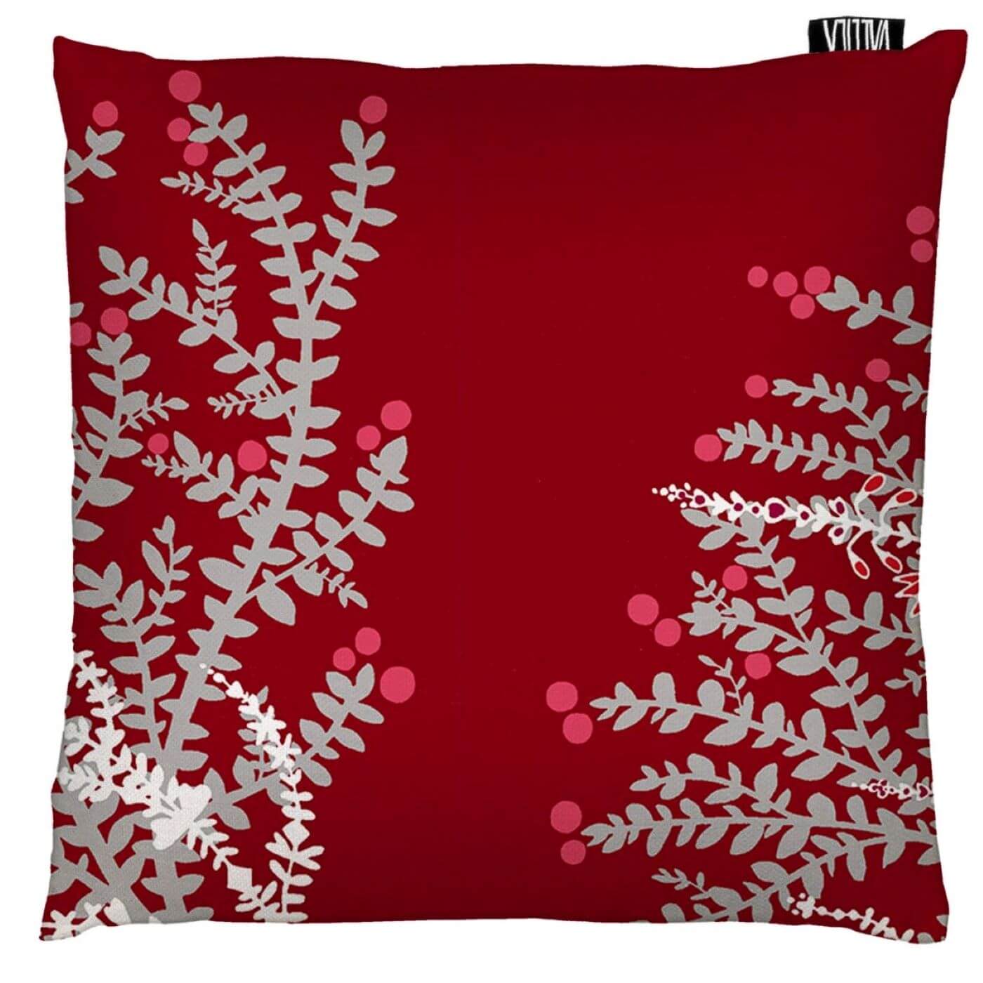 Czerwona poszewka dekoracyjna VARVIKKO. Powiększony widok poszewki czerwonej na poduszkę z dekoracyjnym srebrno białym stylizowanym wzorem roślin skandynawskich lasów. Skandynawski design