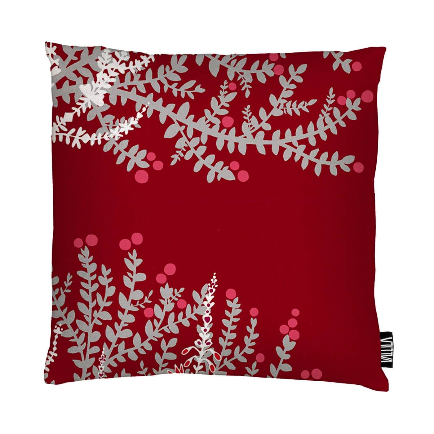 Czerwona poszewka dekoracyjna VARVIKKO. Widoczna w całości poszewka czerwona na poduszkę z dekoracyjnym srebrno białym wzorem inspirowanym florą skandynawskich lasów. Skandynawski design
