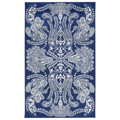 Dywanik niebieski SYVÄMERI. Dekoracyjny z białym stylowym wzorem niebieski dywanik z wiskozy z połyskiem do sypialni lub salonu. Skandynawski design