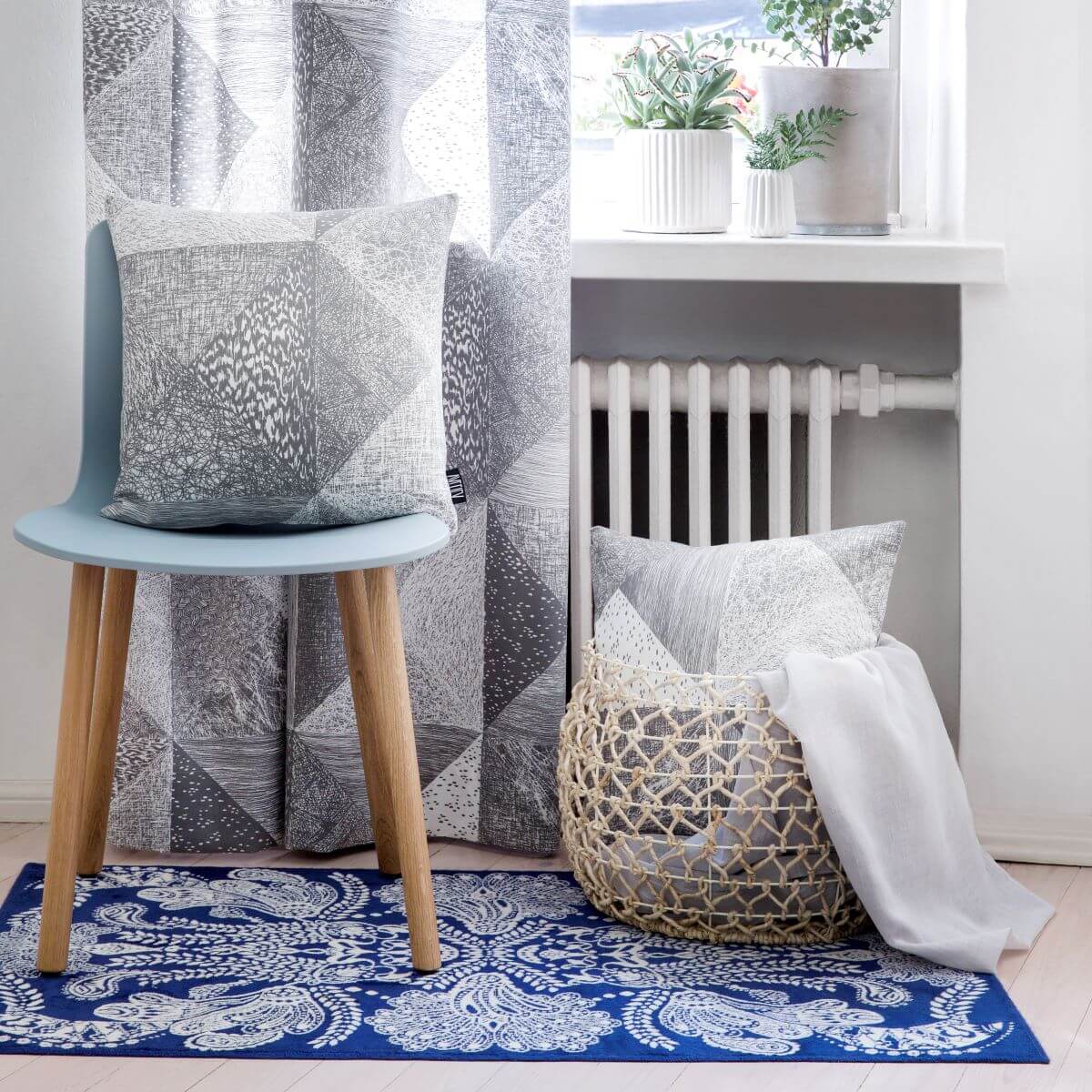 Dywanik niebieski SYVÄMERI. Dekoracyjny z białym stylowym wzorem niebieski dywanik z wiskozy w aranżacji w pokoju skandynawskim