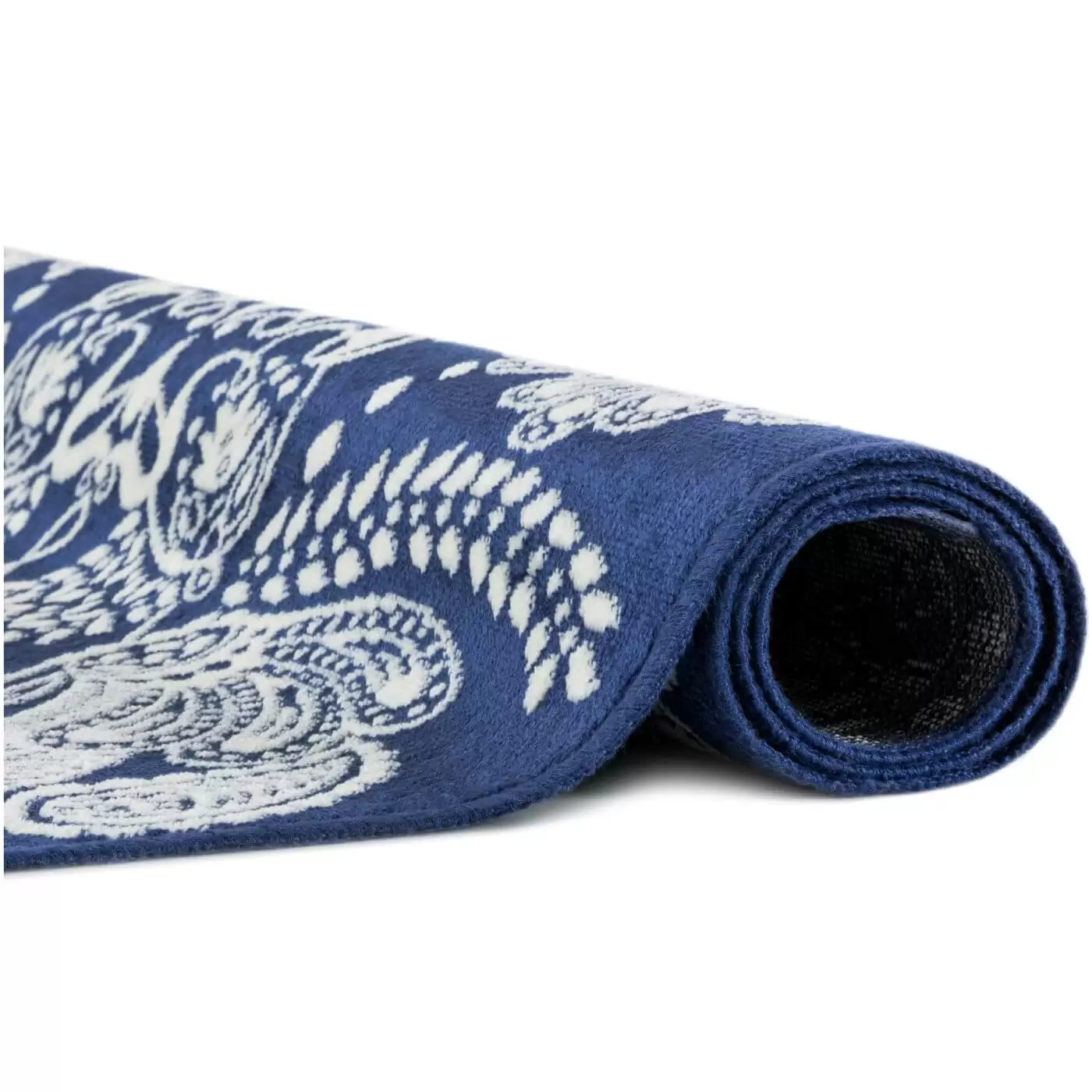 Dywanik niebieski SYVÄMERI. Częściowo zwinięty niebieski dywanik z białym dekoracyjnym wzorem do sypialni lub salonu