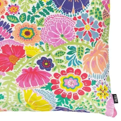 Poduszka dekoracyjna kolorowa w kwiaty HELKA. Widok fragmentu skandynawskiej bawełnianej poduszki folkowej kolorowe kwiaty