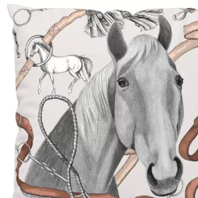 Poduszka z koniem RATSU. Fragment poduszki koń z grubej bawełny. Młodzieżowy wzór dla dziewczynki w rysowane konie i akcesoria z nimi związane w odcieniach szaro brązowych