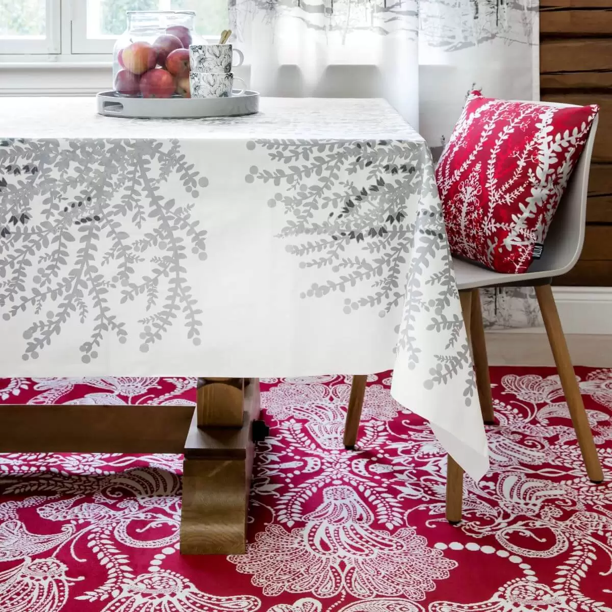 Stylowy dywan SYVÄMARI. Dekoracyjny czerwony dywan stylowy o bogatym białym wzorze w aranżacji w salonie skandynawskim