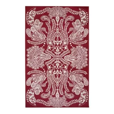 Stylowy dywan SYVÄMARI. Dekoracyjny czerwony mały dywan stylowy do salonu o bogatym białym wzorze. Dywanik czerwono biały widoczny w całości. Skandynawski design