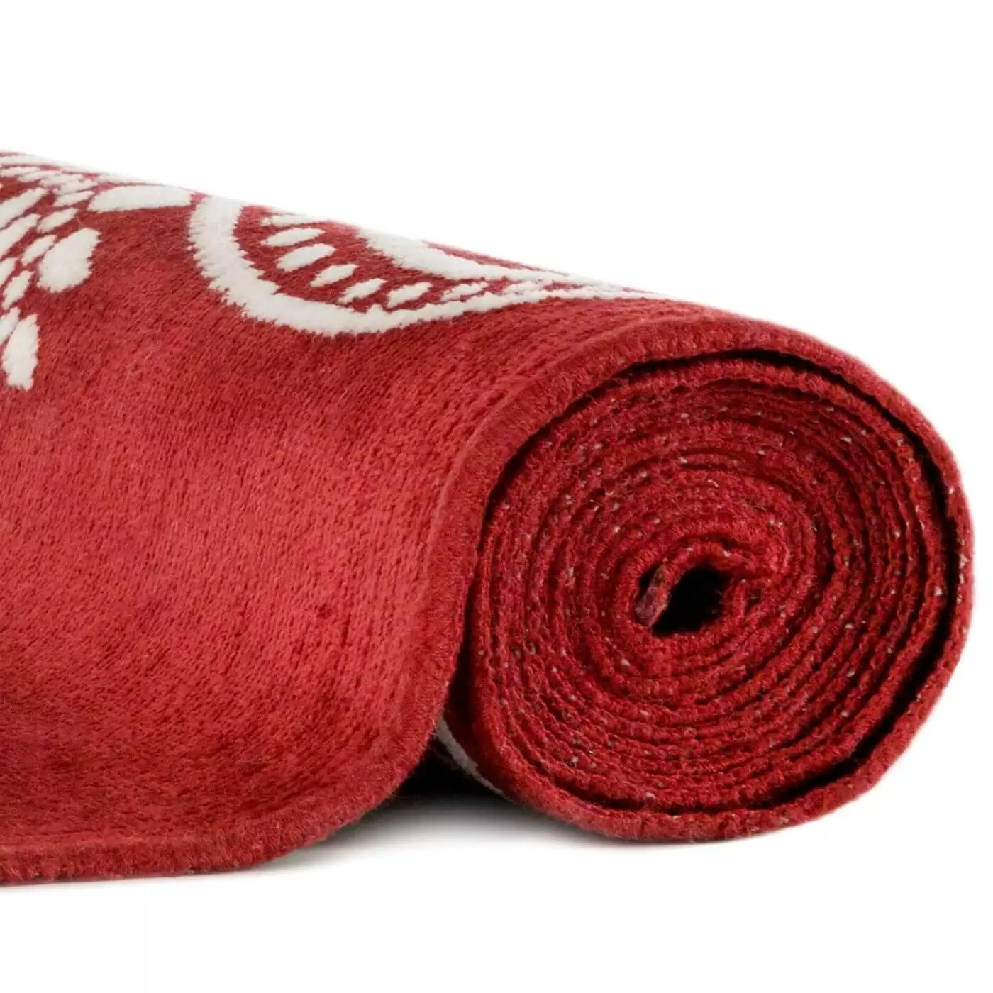 Stylowy dywan SYVÄMARI. Częściowo zwinięty dekoracyjny czerwony dywan stylowy do salonu o bogatym białym wzorze widoczny w zbliżeniu
