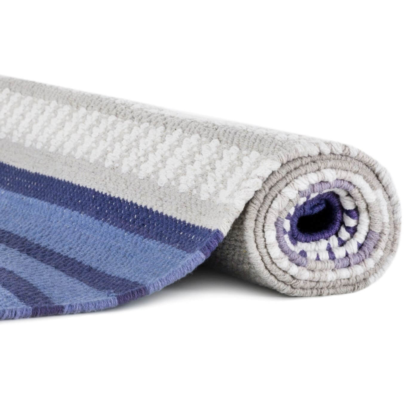 Dywan bawełniany 80x150 niebieski PALLAS. Zwinięty dywan z bawełny w szaro niebieskie pasy i paski. Styl skandynawski