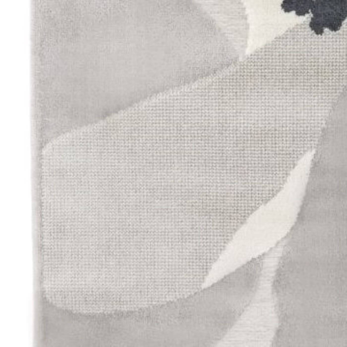 Dywanik ozdobny beżowy kwiat MIRANDA. Fragment cienkiego jasnego dekoracyjnego beżowego dywanika do pokoju lub sypialni. Nowoczesny skandynawski design