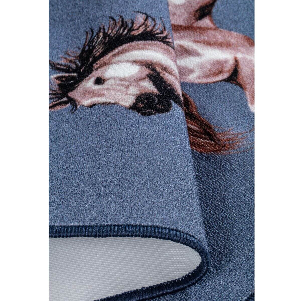 Dywanik w konie niebieski RATSU. Złożony niebieski dywanik młodzieżowy dla dziewczynki z koniem wymiar 50x80