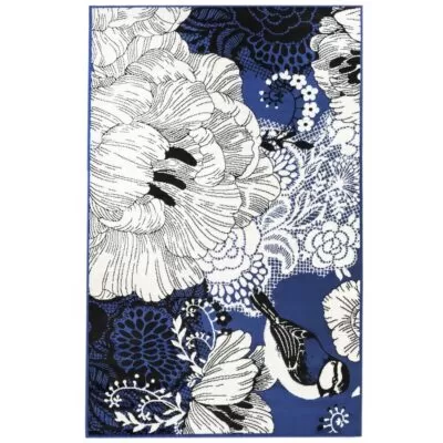 Dywanik w kwiaty niebieski SINILINTU. Dekoracyjny niebieski dywanik z kwiatami i ptakami do salonu lub sypialni widoczny w całości. Nowoczesne skandynawskie wzornictwo