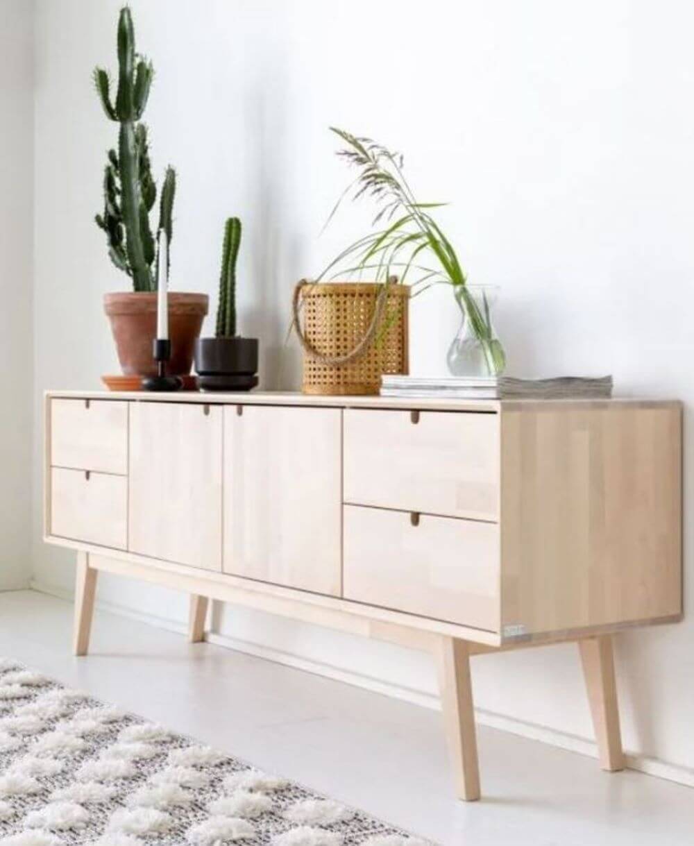 Drewaniana komoda do salonu pęknie podkreśla minimalizm i kompnuje się z różnymi dodatkami