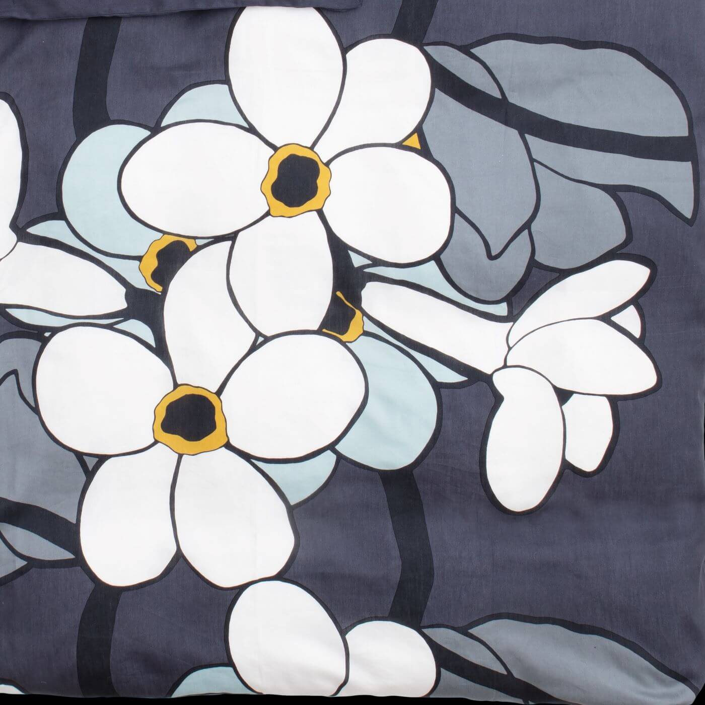 Pościel w kwiaty KUKKATARHA. Wzór w duże białe kwiaty szarej pościeli satyna bawełniana. Skandynawski nowoczesny design