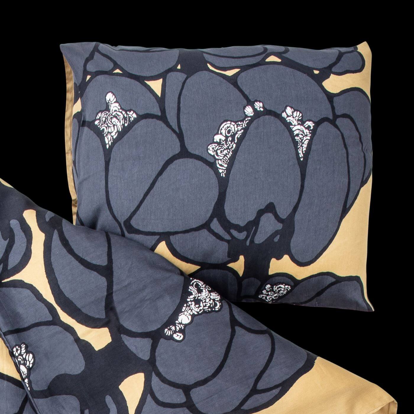 Elegancka pościel dwuosobowa MAKEBA. Bawełniana satynowa poszewka na poduszkę w duże szare kwiaty. Nowoczesny skandynawskie design