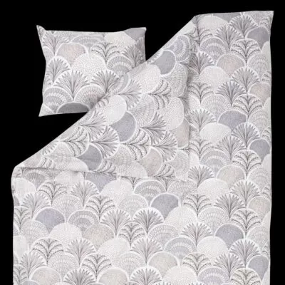 Elegancka pościel skandynawska VIUHKA. Widoczna na łóżku we fragmencie szaro beżowa pościel bawełna 100%. Skandynawski motyw roślinny