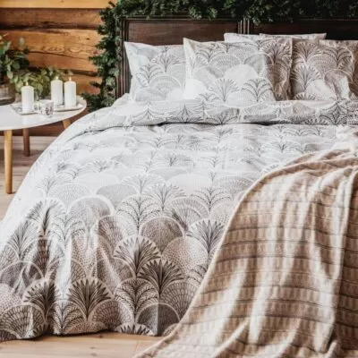 Elegancka pościel skandynawska VIUHKA. Pościel bawełna 100% leżąca na łóżku. Stylizowany motyw roślinny pościeli w kolorystyce szaro beżowej