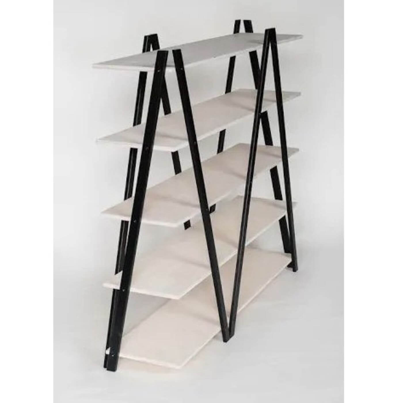 Regał industrialny SIK-SAK półki białe nogi czarne wysoki 136 cm. 5 półek na książki ze skandynawskiej sklejki widok bokiem
