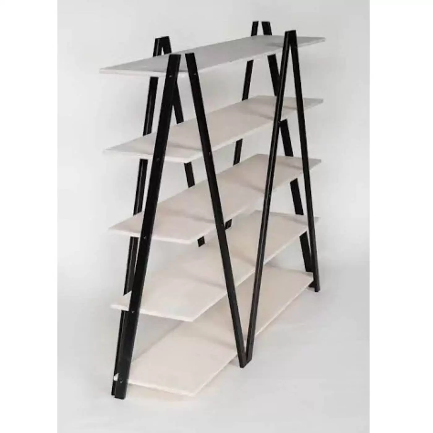 Regał industrialny SIK-SAK półki białe nogi czarne wysoki 136 cm. 5 półek na książki ze skandynawskiej sklejki widok bokiem